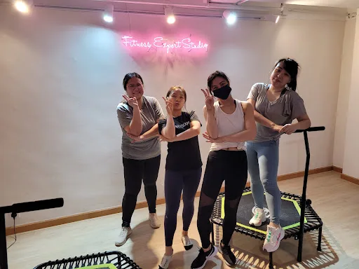 Fitness Expert Studio (Central Sheung Wan 中上環）FXJUMP香港夜燈彈床小組運動室始祖
