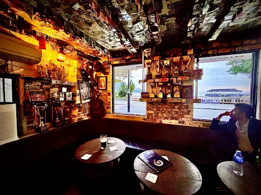 Smugglers Inn, Hong Kong