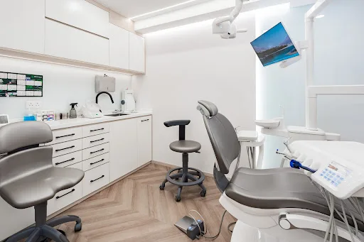 五延牙科 Inthos Dental Studio丨伍斯安牙醫/Dr. Clarence Ng/九龍/九龍灣牙醫/牛頭角牙醫/智慧齒/全方位牙科服務/專業治療牙痛/種植牙/杜牙根/牙貼/矯齒/美白牙齒/假牙/補牙/剝牙/洗牙/星期日牙醫